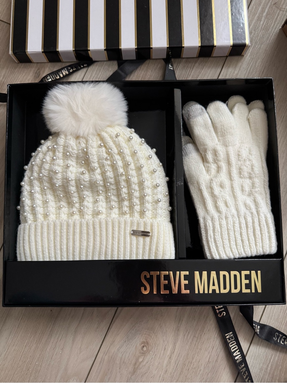Women hat and gloves set